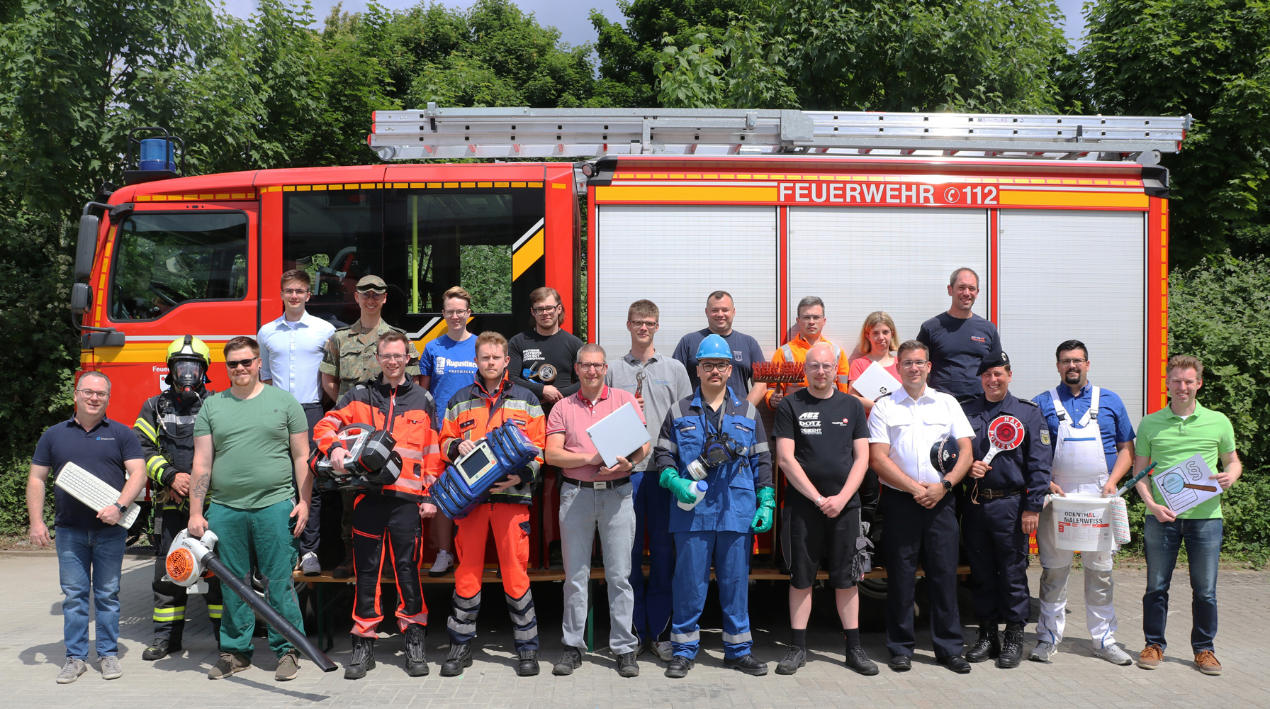 Gruppenfoto in Arbeitskleidung 2025